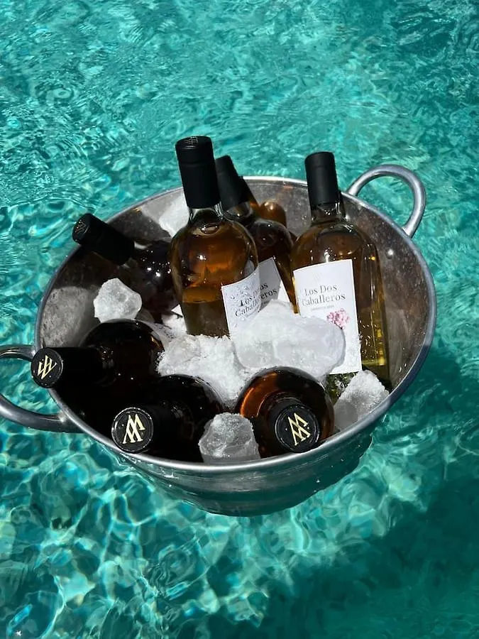 Los Dos Caballeros Winery & Vacation Rental Llubi Chalet