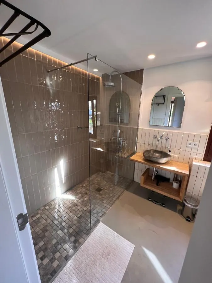 Los Dos Caballeros Winery & Vacation Rental Llubi Chalet