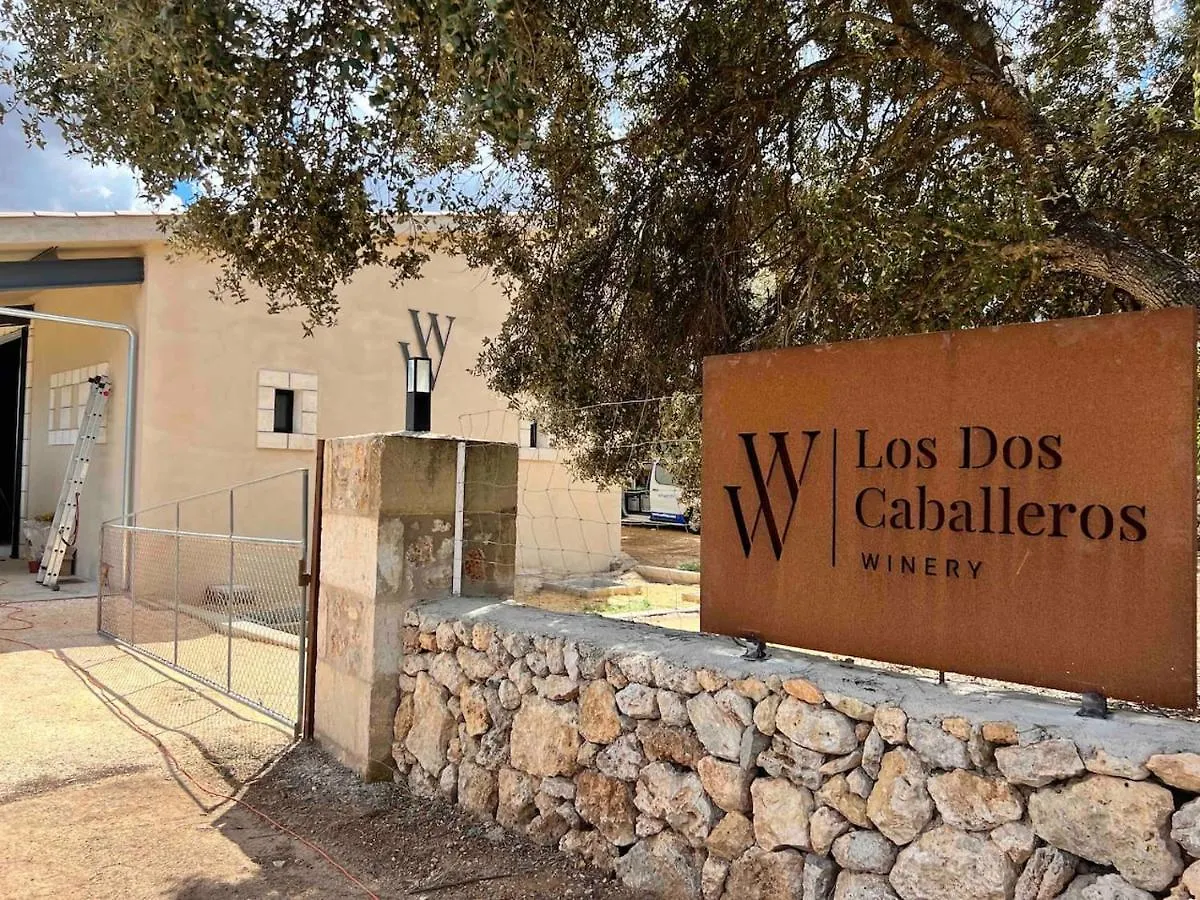 Los Dos Caballeros Winery & Vacation Rental Llubi